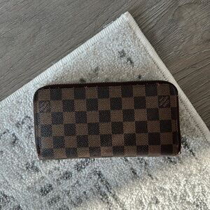 Louis Vuitton Zippy wallet